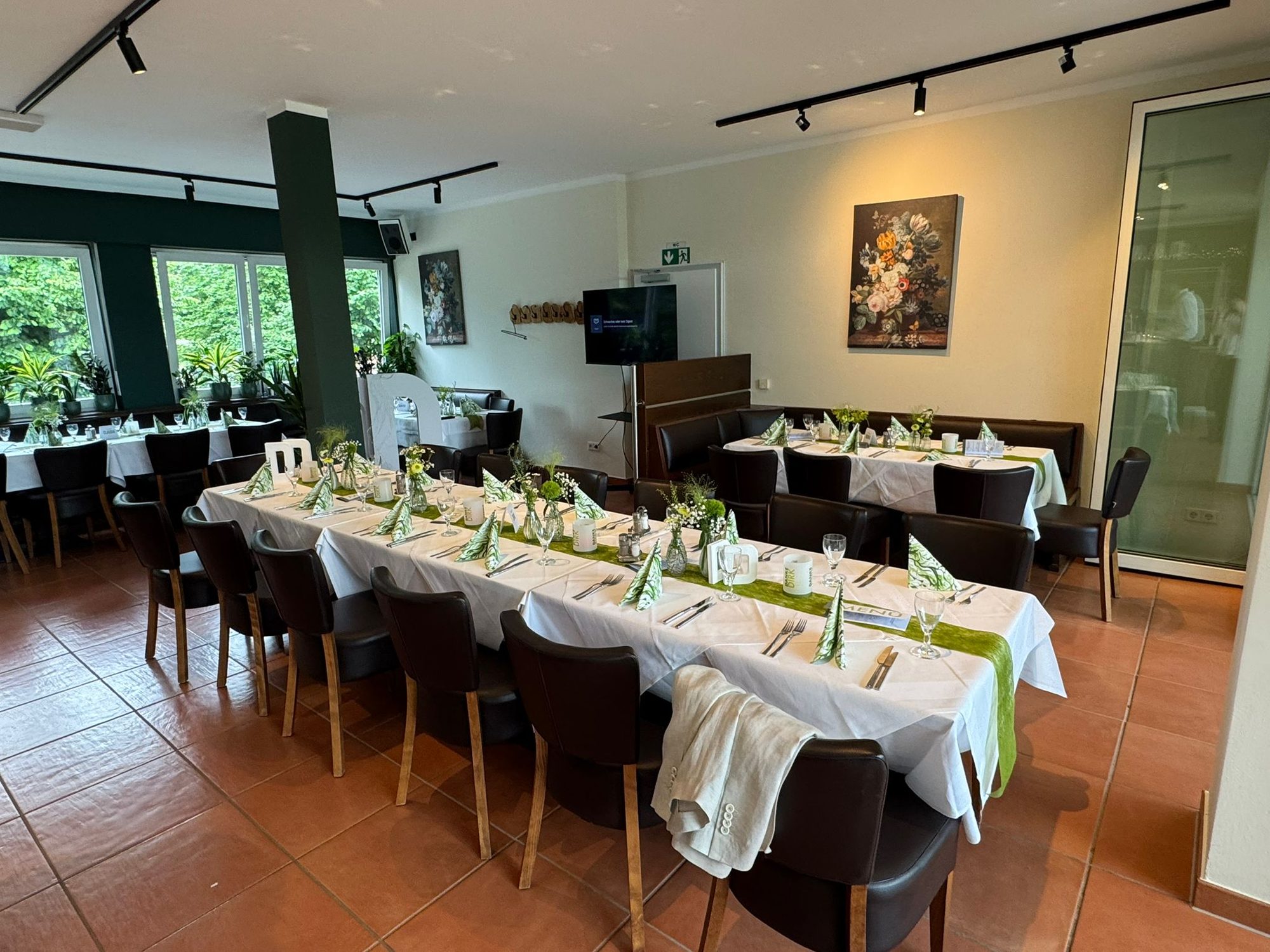 Gedeckter Tisch mit Weingläsern und Servietten im Restaurant