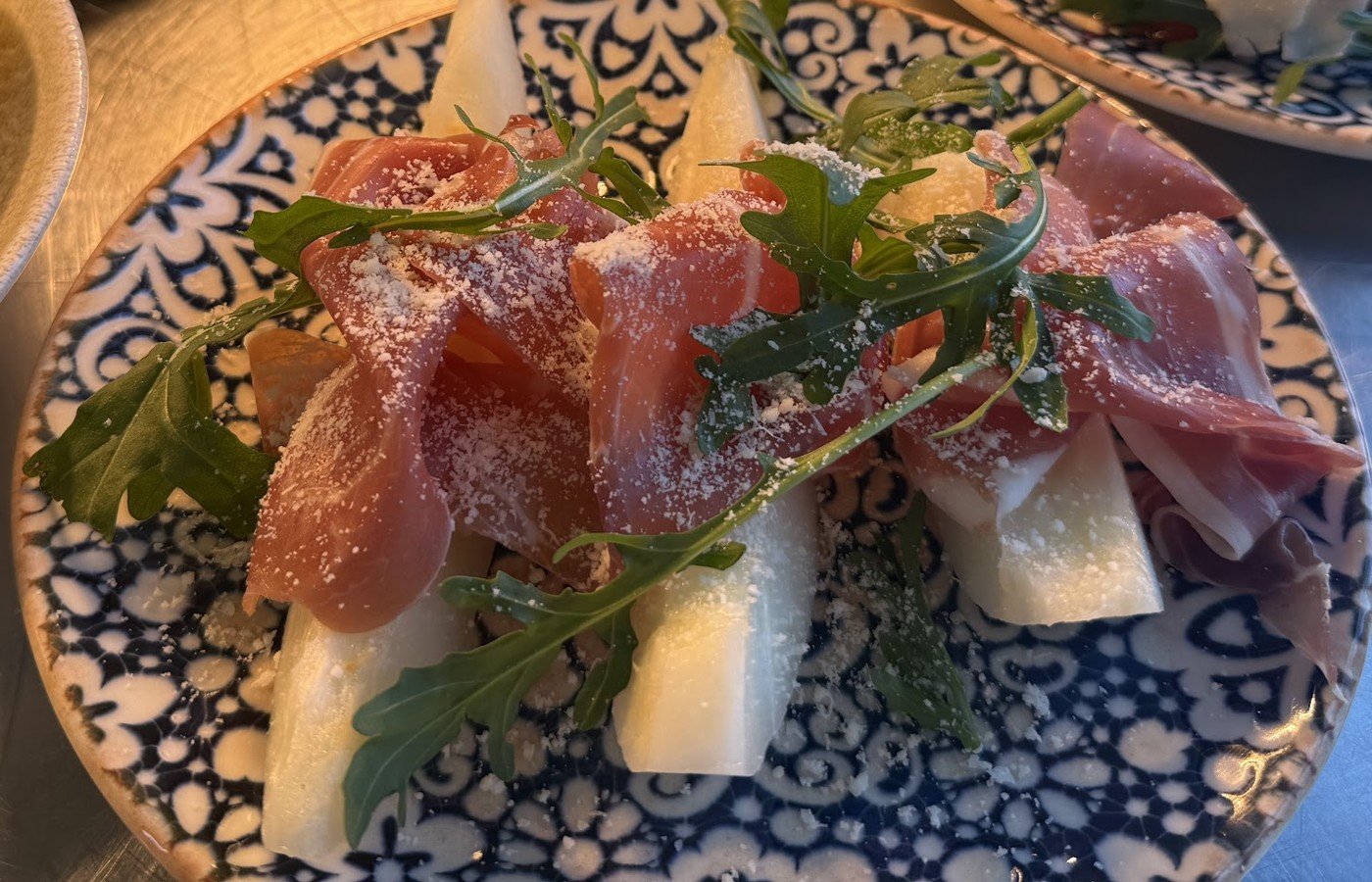 Vorspeisenteller mit Parmaschinken, Melone und Rucola