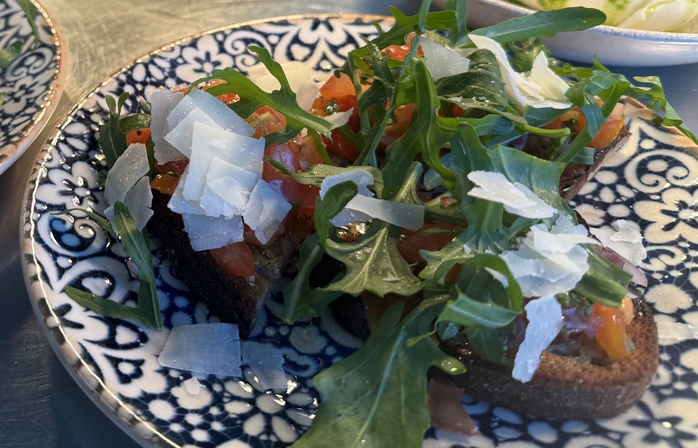 Bruschetta mit Tomate, Rucola und Parmesan
